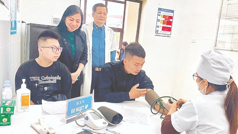 L&atilde;nh đạo x&atilde; Triệu Việt Vương (Hưng Y&ecirc;n) động vi&ecirc;n thanh ni&ecirc;n đến kh&aacute;m tuyển nghĩa vụ qu&acirc;n sự.