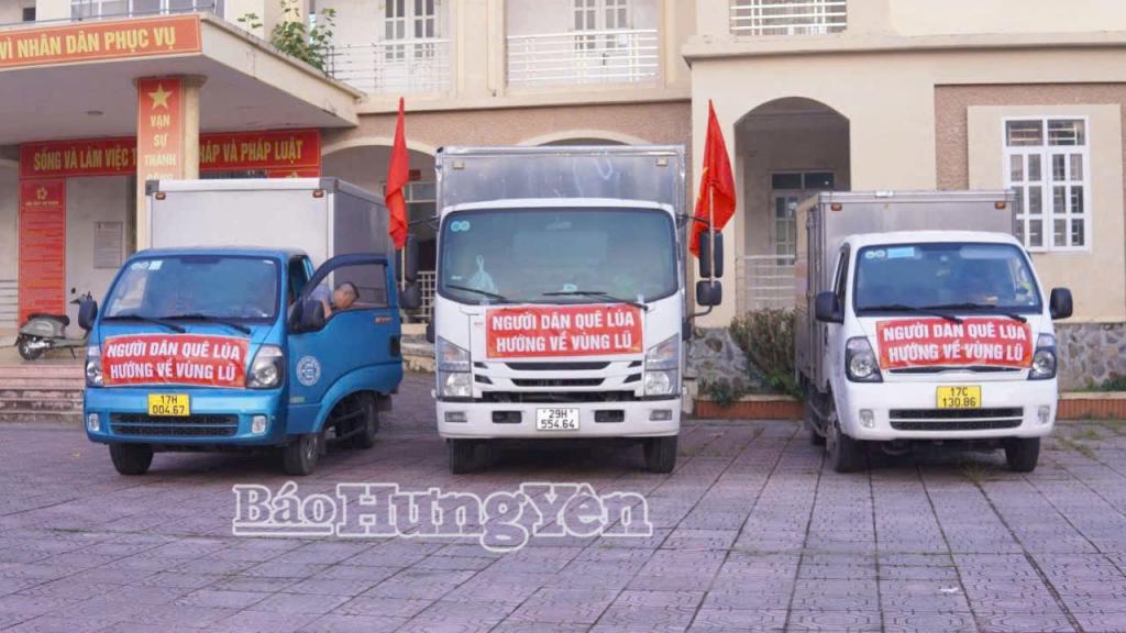 Sáng ngày 12/10, đoàn xe chở nhu yếu phẩm của xã Đông Hưng xuất phát để đến với người dân vùng lũ xã Yên Bình (tỉnh Lạng Sơn).