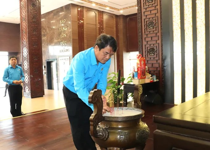 Chủ tịch LĐLĐ TPHCM Bùi Thanh Nhân dâng hương tưởng nhớ Chủ tịch Tôn Đức Thắng