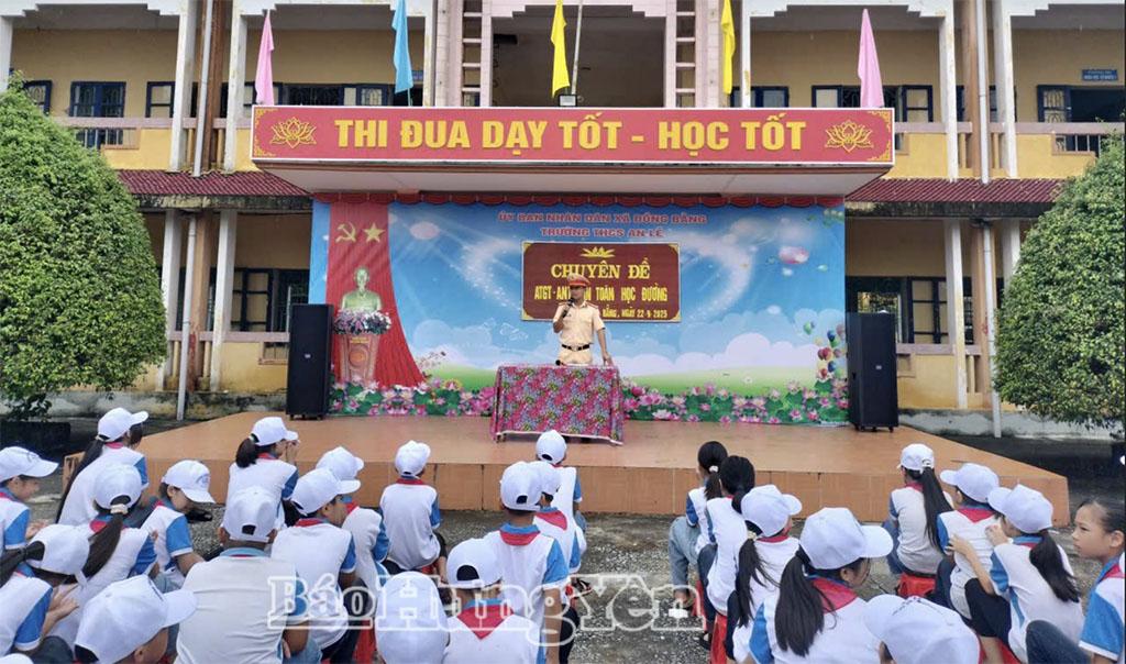 Tuyên truyền pháp luật về trật tự an toàn giao thông tại Trường THCS An Lễ.