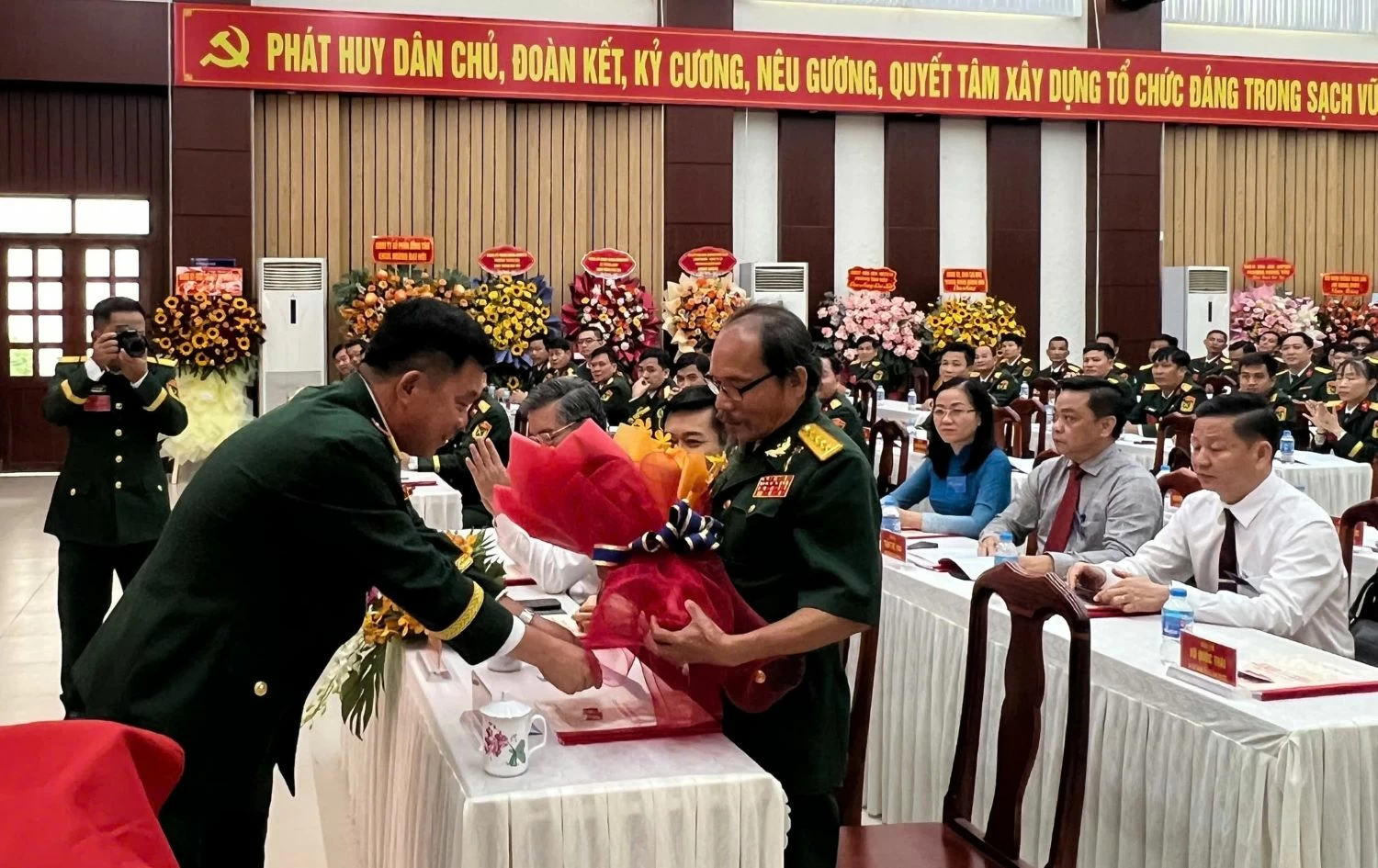 Ban tổ chức Đại hội tặng hoa, quà Anh hùng lực lượng vũ trang nhân dân Lương Văn Xuân. Ảnh: ĐVCC