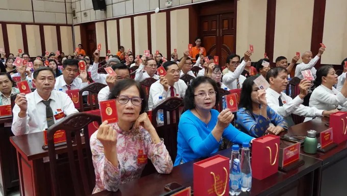 Các đại biểu quyết biểu thông qua chương trình đại hội