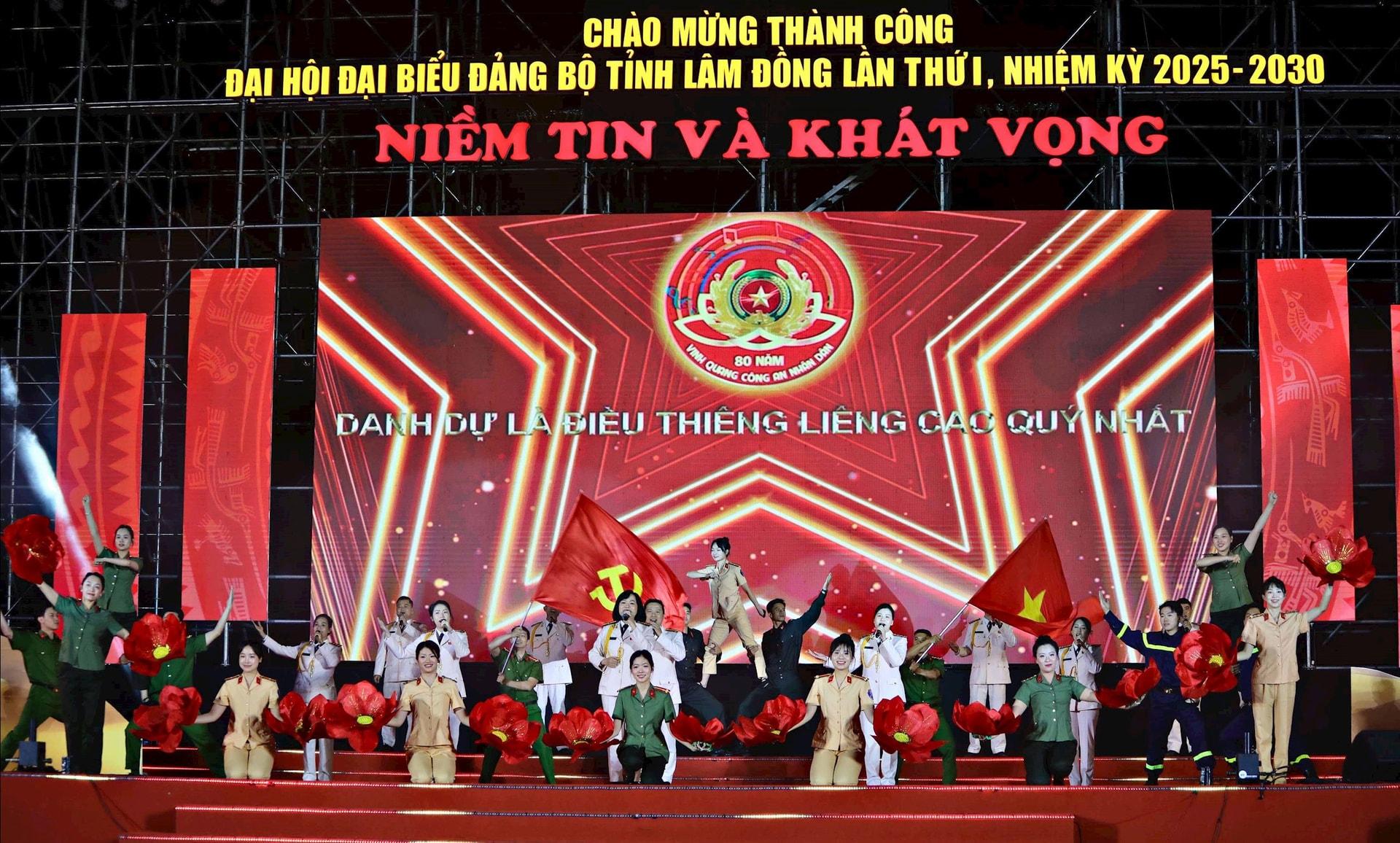 Cán bộ, chiến sĩ Công an Lâm Đồng biểu diễn nhiều tiết mục nghệ thuật chào mừng thành công Đại hội Đại biểu Đảng bộ tỉnh Lâm Đồng lần thứ I, nhiệm kỳ 2025-2030