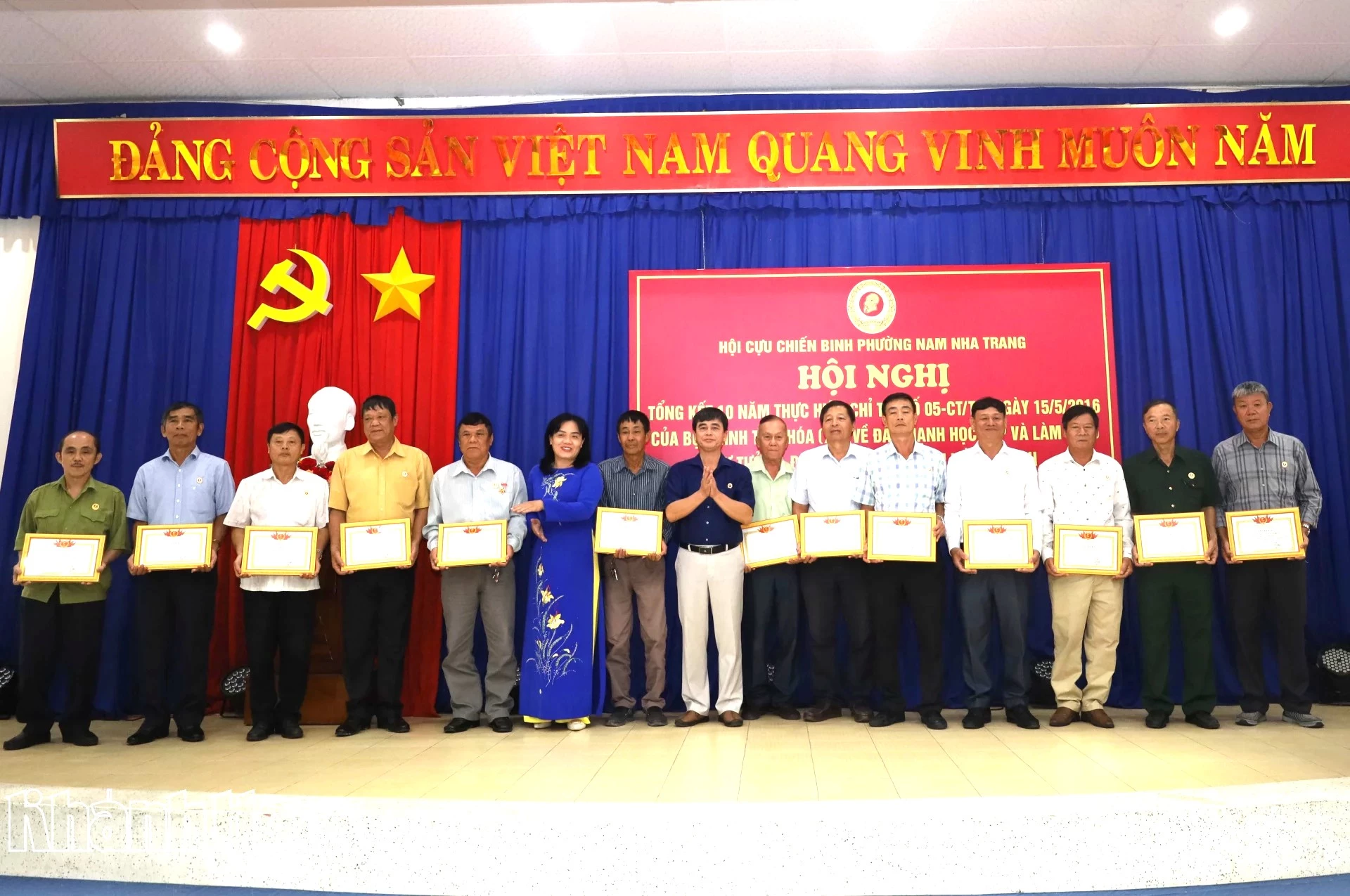 Các cá nhân nhận giấy khen của Hội Cựu chiến binh phường.