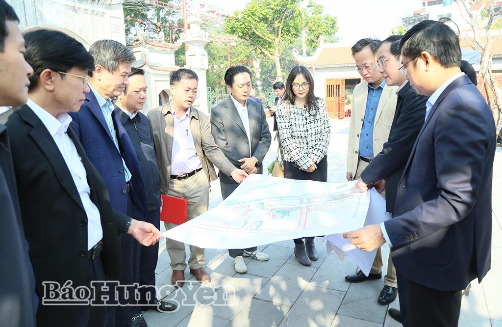 Đoàn khảo sát tại đền Trần.