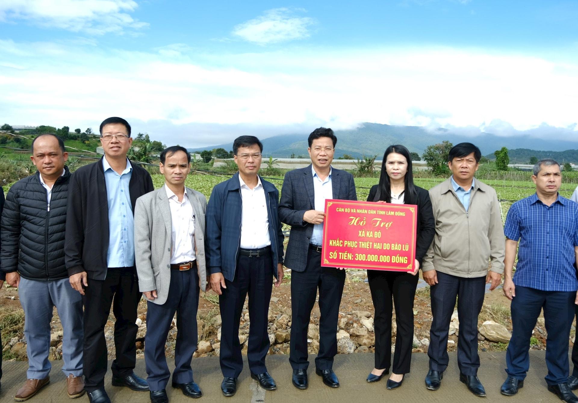 Đồng chí Lưu Văn Trung trao tặng 300 triệu đồng cho xã Ka Đô để khắc phục thiệt hại do mưa lũ gây ra