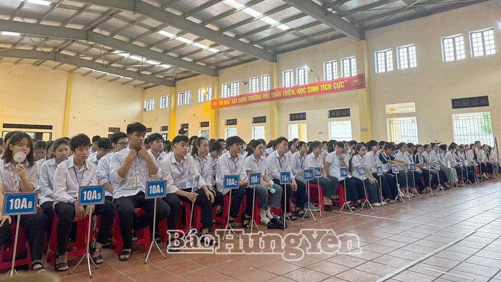 Hơn 1.600 học sinh Trường THPT Bắc Kiến Xương dự buổi tuyên truyền.