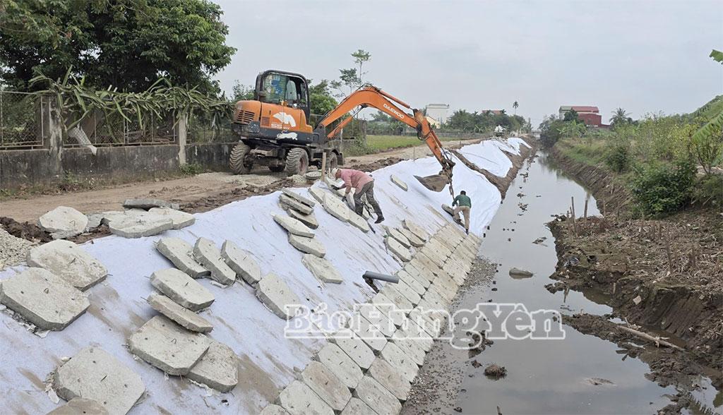 Công tác nạo vét và kè chống sạt lở bờ kênh Hoàng Á Huy đang được triển khai khẩn trương bảo đảm thanh thải dòng chảy theo kế hoạch.