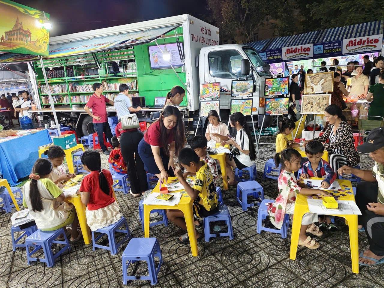 An Giang: Tạo điều kiện cho đồng bào thiểu số tiếp cận văn hóa đọc - Ảnh 1.