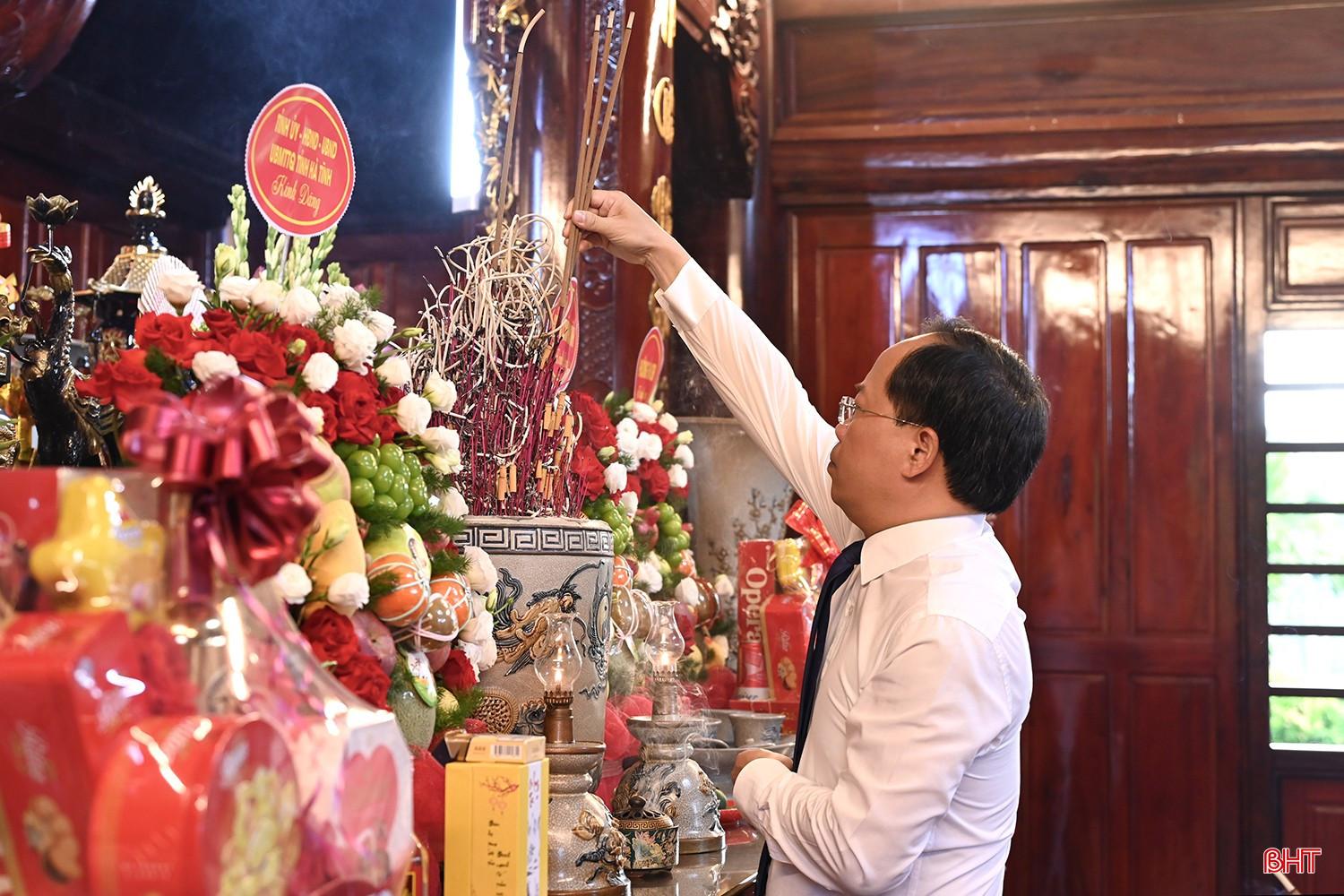 Bí thư Tỉnh ủy Nguyễn Duy Lâm dâng hương tại bàn thờ Bác (Nhà lưu niệm Bác Hồ).