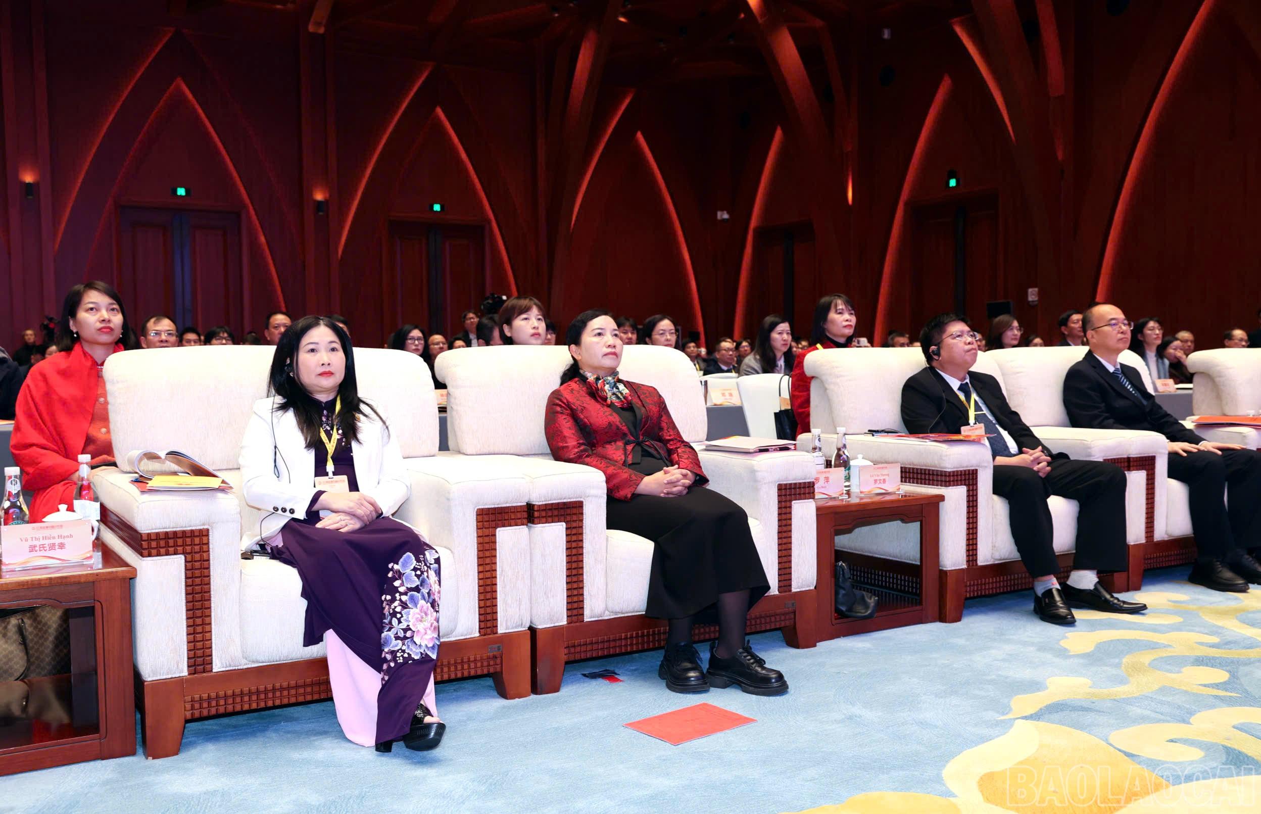 Phó Chủ tịch UBND tỉnh Vũ Thị Hiền Hạnh dự khai mạc “Lễ hội sông Hồng - Tuần hợp tác Việt Nam – Trung Quốc lưu vực sông Hồng năm 2025”. baolaocai-br_z7247419973998-e076bf30f435421ba09a7554d39a0276.jpg