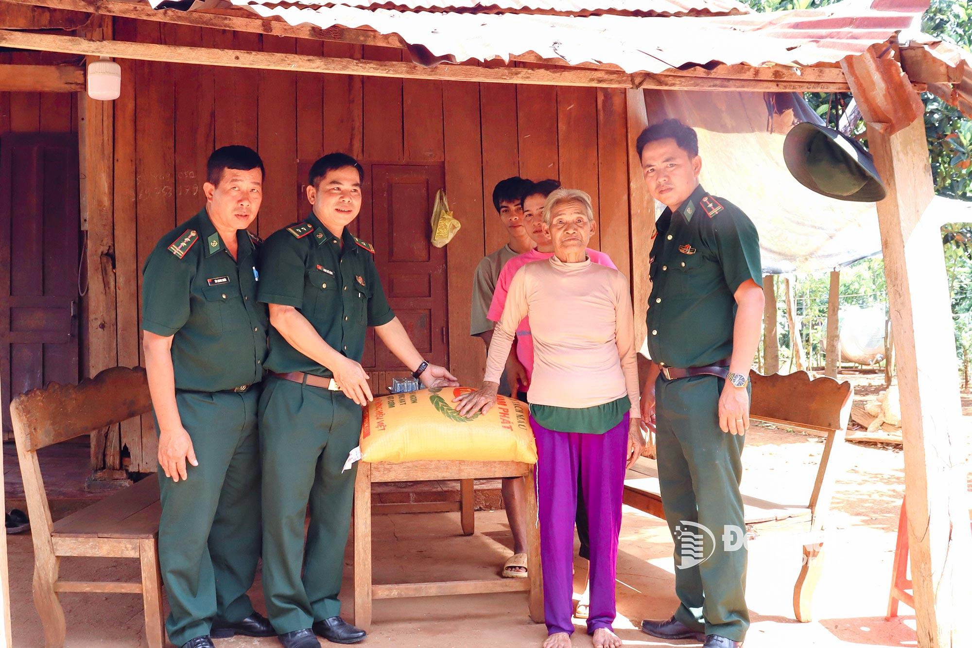 C&aacute;n bộ, chiến sĩ Đồn Bi&ecirc;n ph&ograve;ng B&ugrave; Gia Mập trao tặng gạo cho b&agrave; Thị Py Ốt (ngụ x&atilde; B&ugrave; Gia Mập).&nbsp;Ảnh: Nam&nbsp;Anh