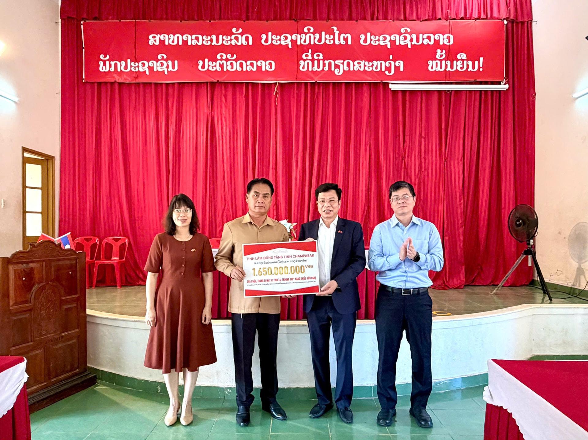 Trao tặng kinh phí sửa chữa các hạng mục xuống cấp và trang bị máy tính tại Trường THPT Năng khiếu hữu nghị Champasak-Lâm Đồng