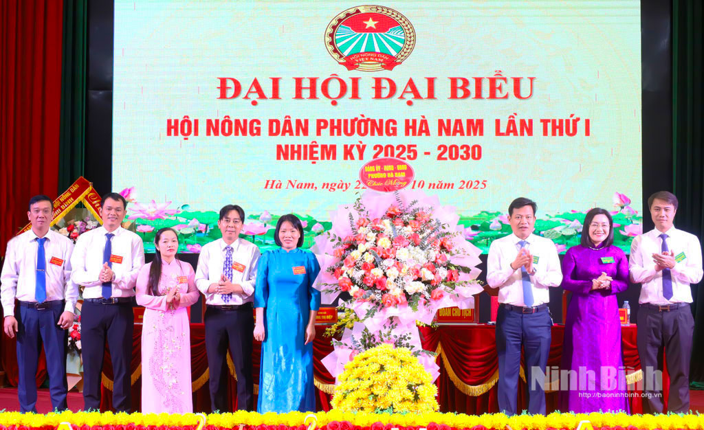 Lãnh đạo phường Hà Nam tặng hoa chúc mừng Đại hội đại biểu Hội Nông dân phường Hà Nam.