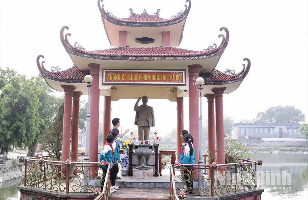 Giáo dục truyền thống quê hương cho thế hệ trẻ xã Vạn Thắng tại Đài tưởng niệm Bác Hồ trên địa bàn xã.