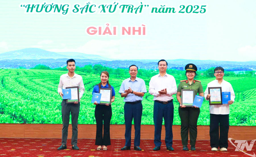 Đồng chí Đồng Văn Lưu, Phó Chủ tịch HĐND tỉnh trao giải Nhì Cuộc thi ảnh và video clip “Hương sắc xứ trà” năm 2025 cho các tác giả.