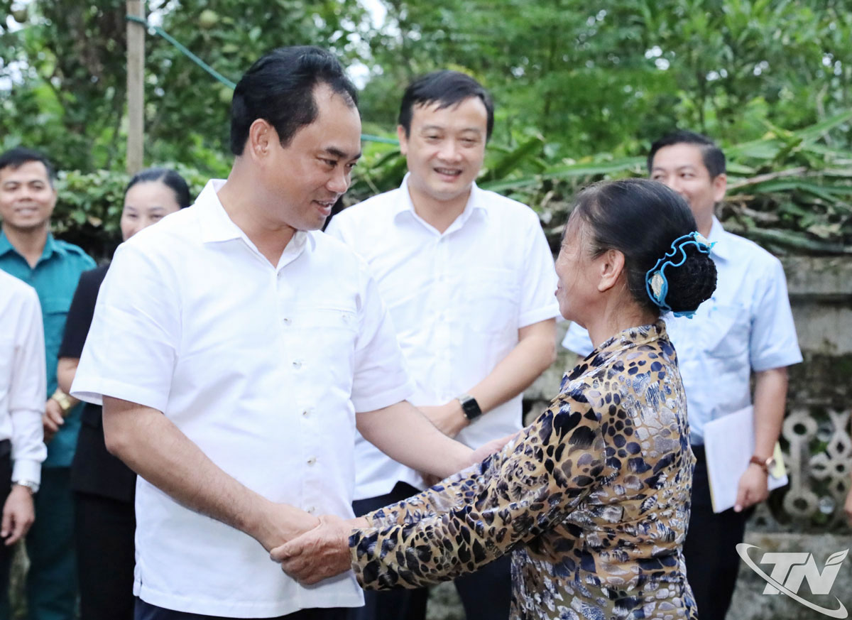 Đồng chí Bí thư Tỉnh ủy Trịnh Việt Hùng thăm hỏi, động viên bà Trịnh Thị Hồng.