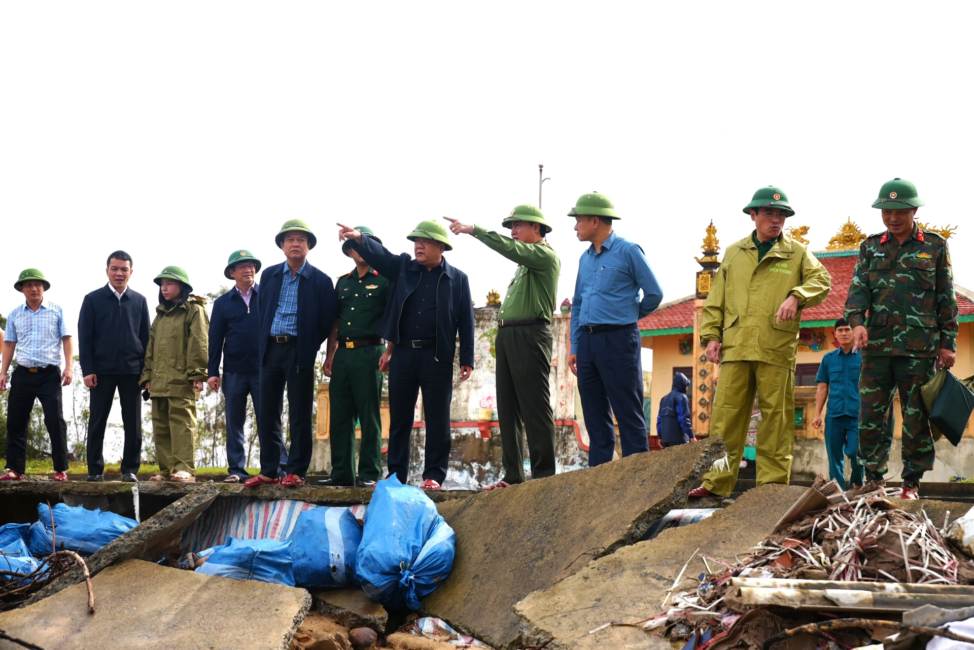 Đồng chí Chủ tịch UBND tỉnh Trần Phong kiểm tra vị trí sạt lở của tuyến kè ở thôn Thanh Xuân, xã Bắc Trạch - Ảnh: Trung Đức