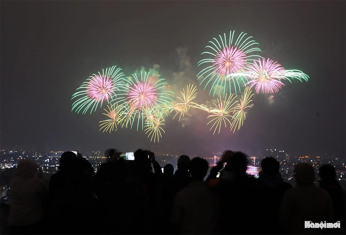 M&atilde;n nh&atilde;n m&agrave;n ph&aacute;o hoa đặc biệt ch&agrave;o mừng th&agrave;nh c&ocirc;ng Đại hội XIV của Đảng