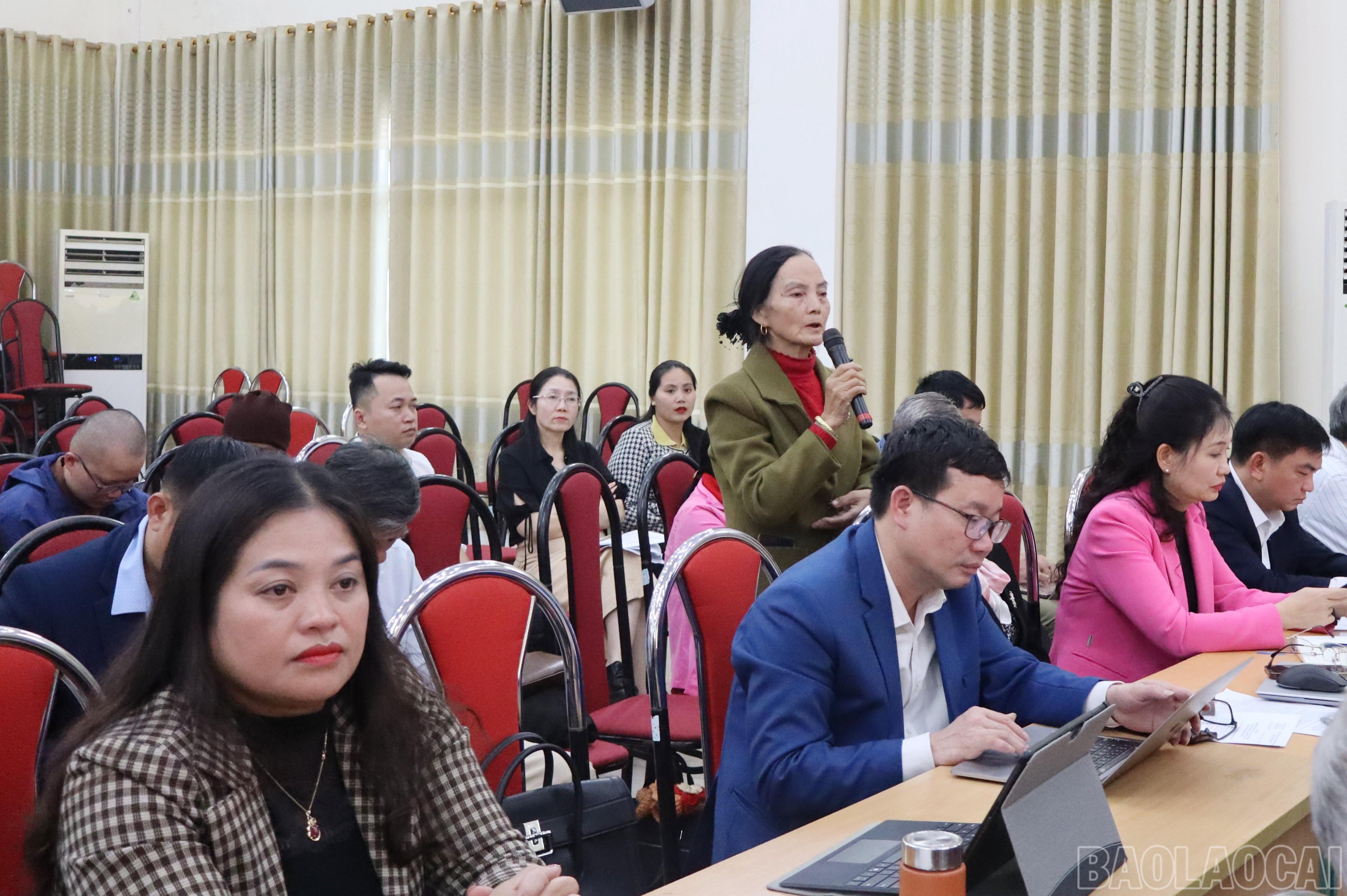 Các đại biểu tham gia ý kiến vào các dự thảo trình tại hội nghị. baolaocai-br_img-0363.jpg