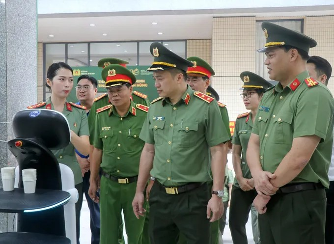 Đại biểu tham quan mô hình Robot phục vụ đón tiếp người dân và hỗ trợ thực hiện thủ tục hành chính công