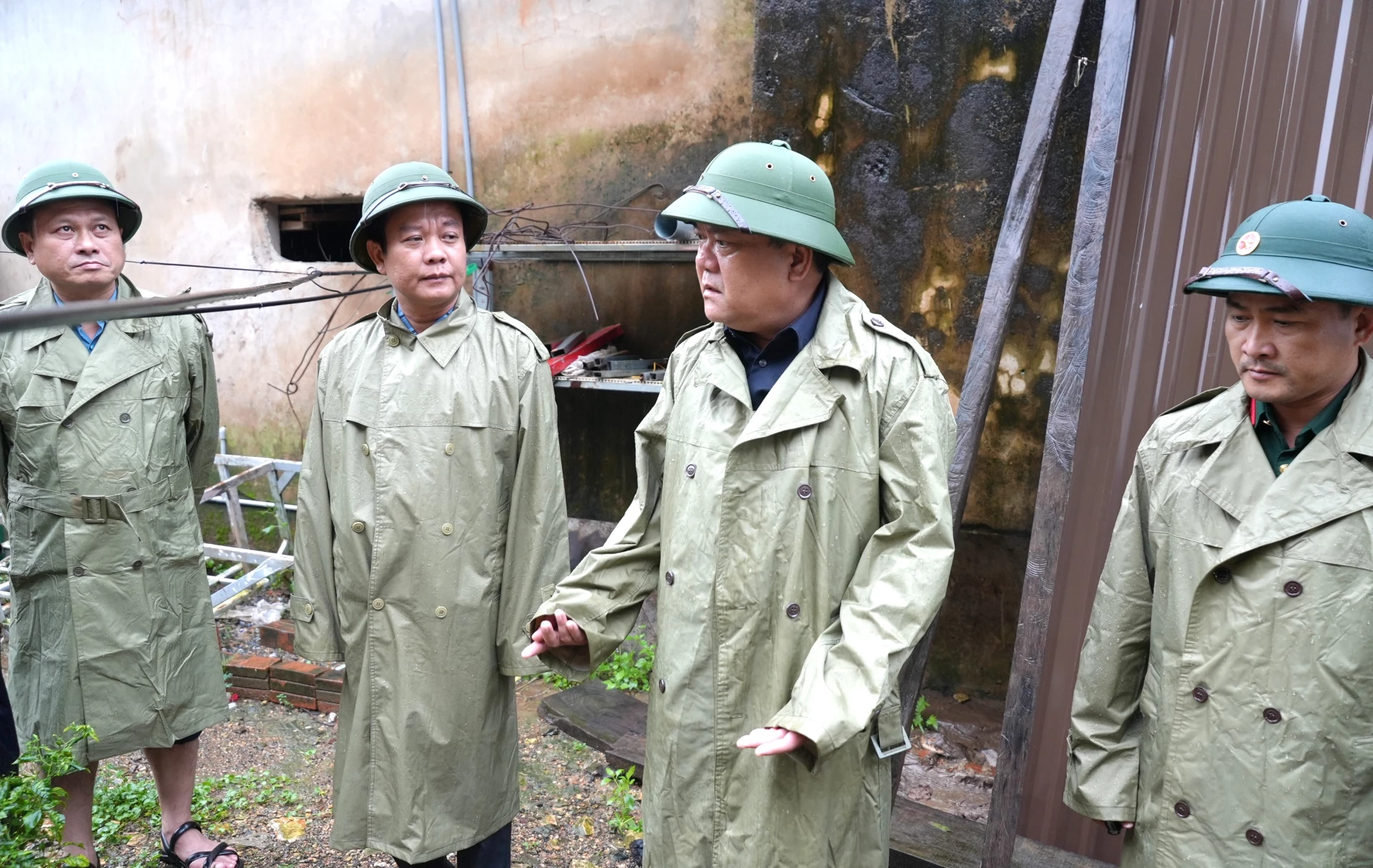 Đồng chí Trần Phong, Chủ tịch UBND tỉnh kiểm tra khu vực có nguy cơ sạt lở tại thôn Thuận Tiến, xã Đồng Lê - Ảnh: Trung Đức