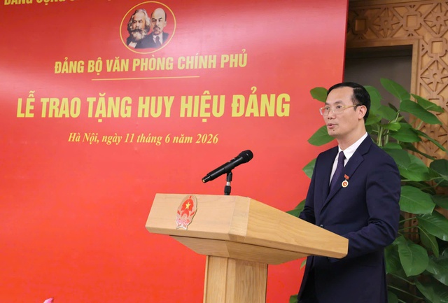 Trao Huy hiệu 30 năm tuổi Đảng cho đảng viên thuộc Đảng bộ Văn phòng Chính phủ- Ảnh 3. Trao Huy hiệu 30 năm tuổi Đảng cho đảng viên thuộc Đảng bộ Văn phòng Chính phủ- Ảnh 3.
