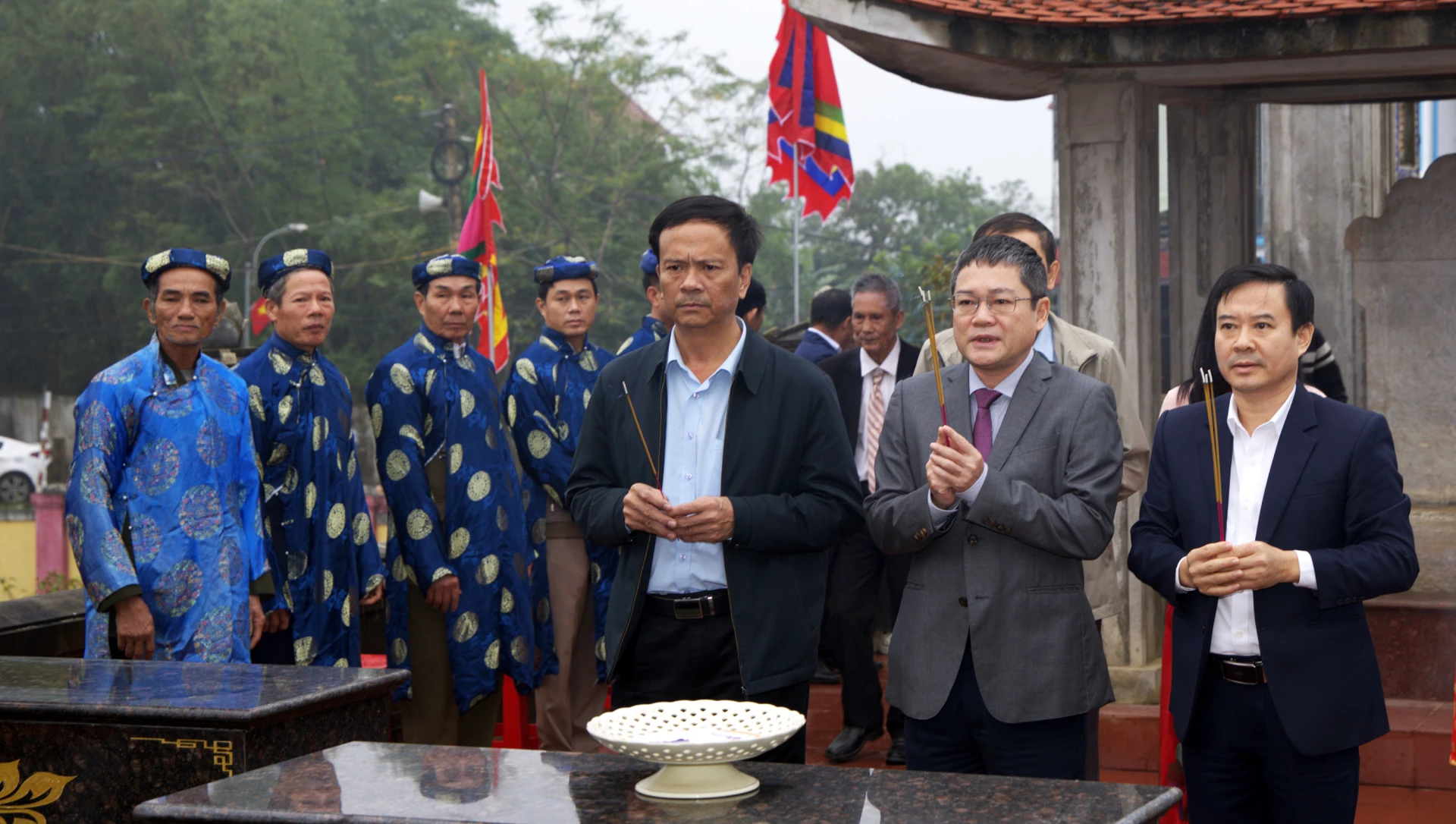 Đồng chí Phan Phong Phú, Tỉnh ủy viên, Phó Chủ tịch UBND tỉnh và các đại biểu dâng hương tại Đền thờ - Ảnh: N.M
