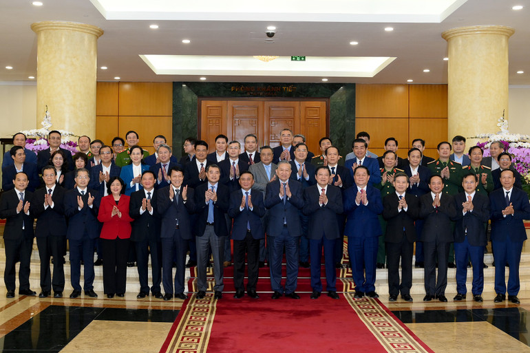 Tổng B&iacute; thư T&ocirc; L&acirc;m với c&aacute;c đồng ch&iacute; l&atilde;nh đạo Đảng, Nh&agrave; nước v&agrave; c&aacute;c đại biểu tham dự phi&ecirc;n họp. (Ảnh: ĐĂNG KHOA)