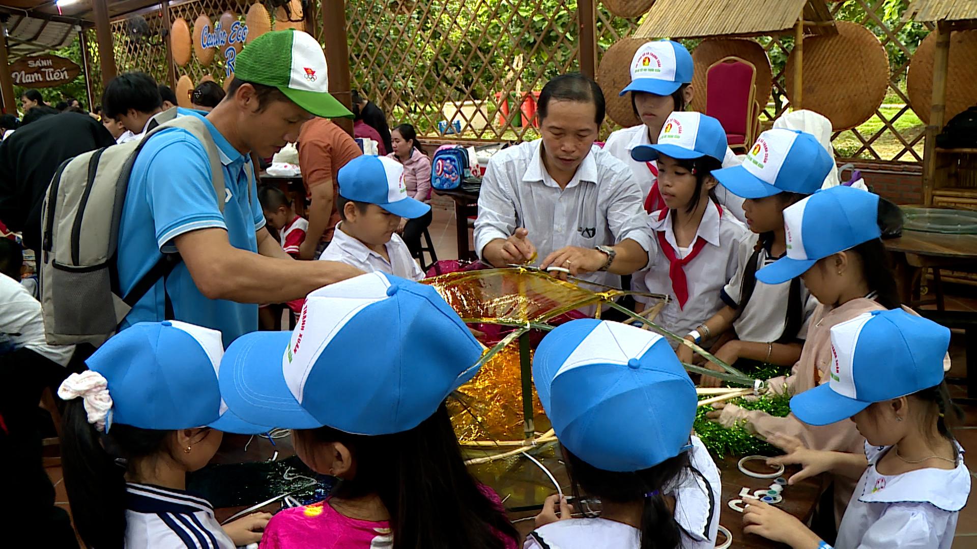 Xã Thạnh Xuân mang niềm vui Trung thu đến trẻ em khó khăn