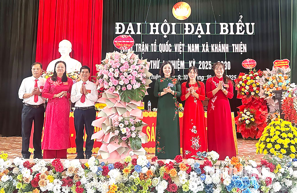 Đồng chí Đào Thị Hoà, Tỉnh uỷ viên, Phó Chủ tịch Uỷ ban MTTQ Việt Nam tỉnh, Chủ tịch Hội LHPN tỉnh tặng hoa chúc mừng Đại hội.