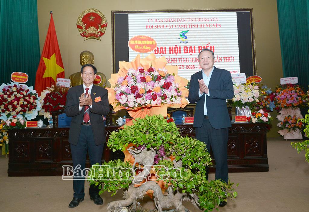 Đồng chí Hoàng Minh Sơn, Tổng biên tập Báo và Phát thanh, truyền hình Hưng Yên tặng hoa chúc mừng Đại hội.