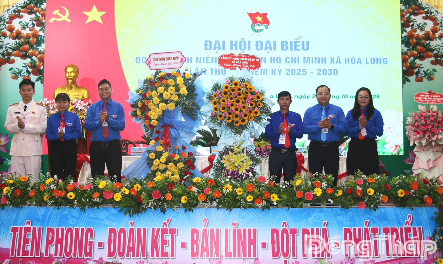 Đại diện lãnh đạo Tỉnh đoàn Đồng Tháp và Đảng ủy xã Hòa Long tặng hoa chúc mừng đại hội.