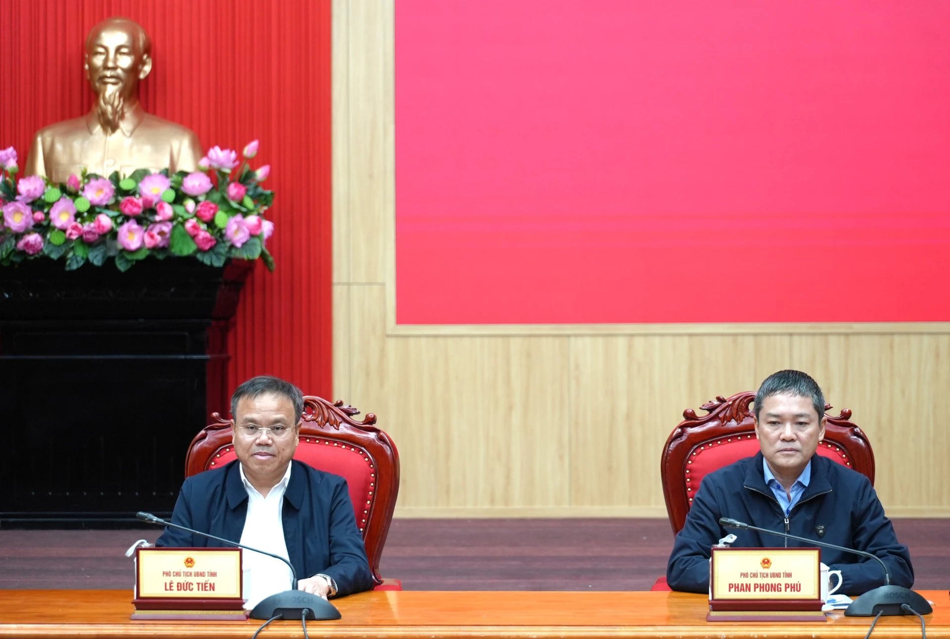 C&aacute;c đồng ch&iacute; Ph&oacute; Chủ tịch UBND tỉnh: Phan Phong Ph&uacute; v&agrave; L&ecirc; Đức Tiến dự hội nghị tại điểm cầu Quảng Trị - Ảnh: Trung Đức