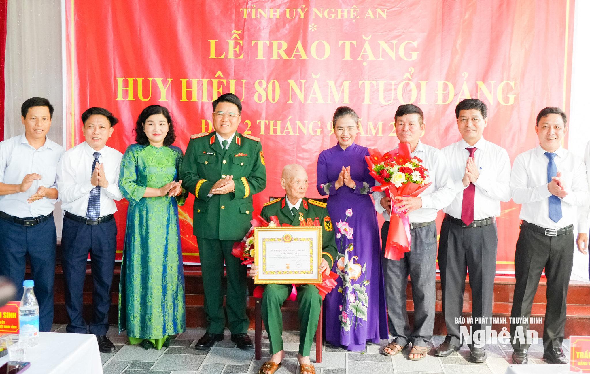 trao huy hiệu