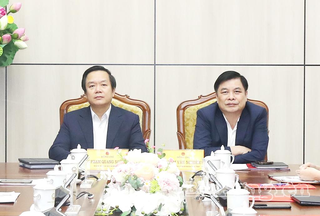 Đồng ch&iacute; Phạm Quang Ngọc, Ph&oacute; B&iacute; thư Tỉnh ủy, Chủ tịch UBND tỉnh v&agrave; đồng ch&iacute; Phạm Văn Nghi&ecirc;m, Ph&oacute; Chủ tịch UBND tỉnh dự hội nghị tại điểm cầu tỉnh.