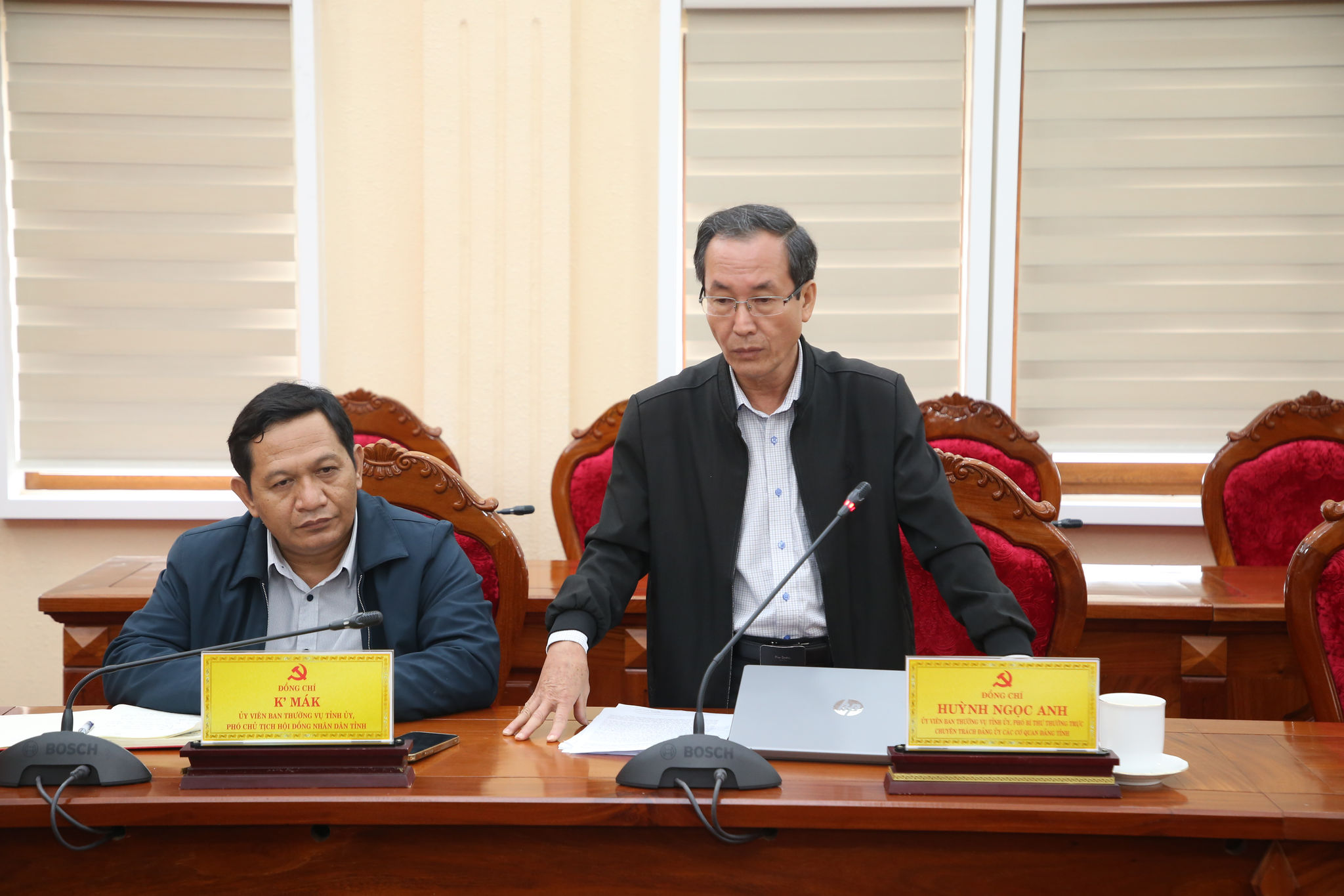 Đồng chí Huỳnh Ngọc Anh, Phó Bí thư Thường trực chuyên trách Đảng ủy Các cơ quan Đảng tỉnh báo cáo tại hội nghị