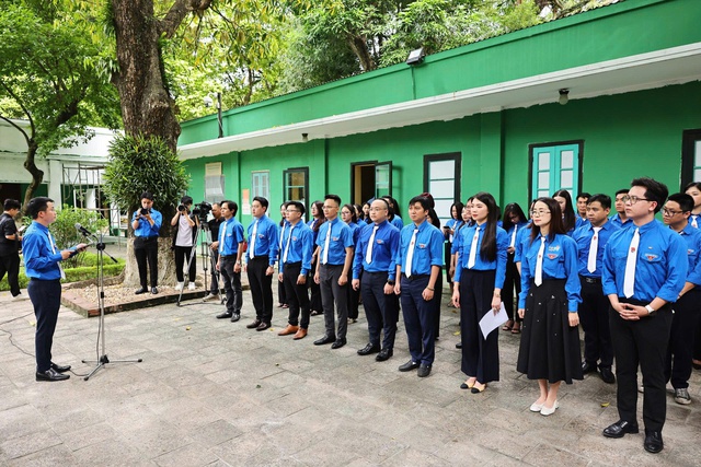 Nhà báo trẻ tiêu biểu thuộc Đoàn Thanh niên Chính phủ báo công dâng Bác- Ảnh 1. Nhà báo trẻ tiêu biểu thuộc Đoàn Thanh niên Chính phủ báo công dâng Bác- Ảnh 1.