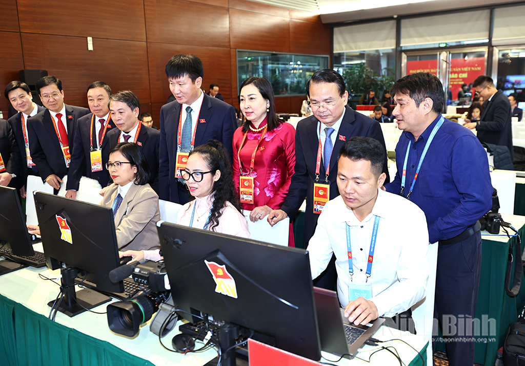 Đồng ch&iacute; B&iacute; thư Tỉnh ủy Đặng Xu&acirc;n Phong v&agrave; c&aacute;c đồng ch&iacute; l&atilde;nh đạo tỉnh thăm, động vi&ecirc;n c&aacute;c ph&oacute;ng vi&ecirc;n, bi&ecirc;n tập vi&ecirc;n của B&aacute;o v&agrave; ph&aacute;t thanh, truyền h&igrave;nh Ninh B&igrave;nh đang t&aacute;c nghiệp tại Đại hội.