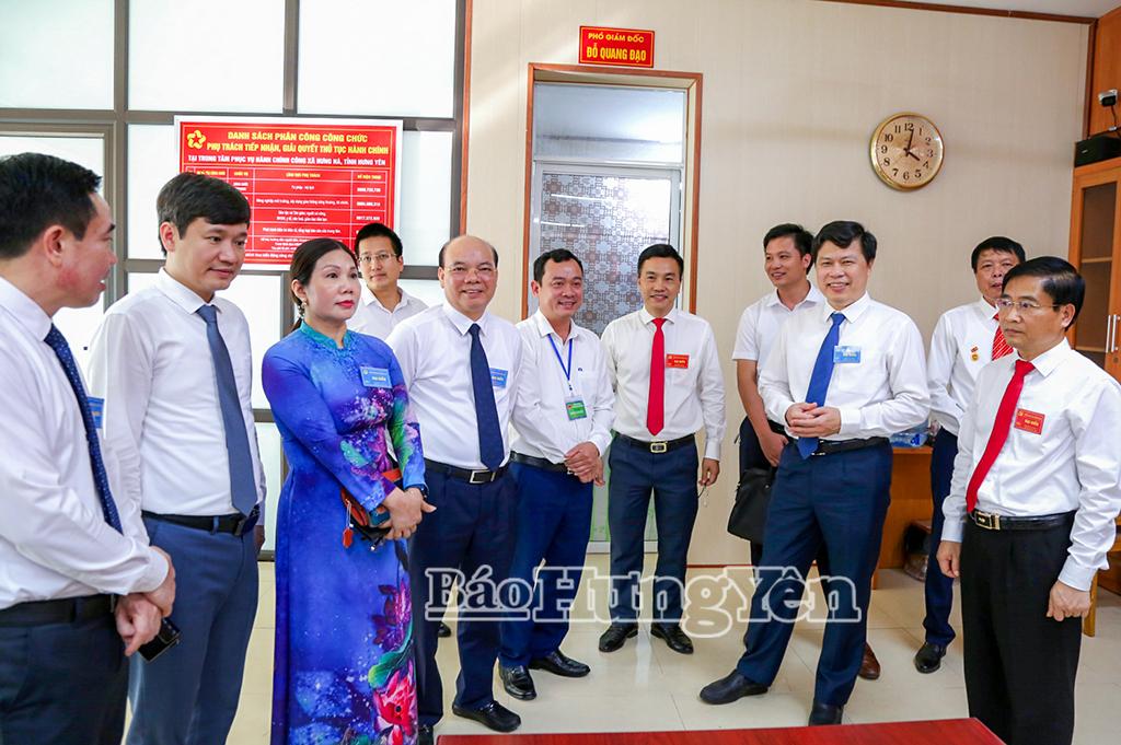 Đồng chí Trần Quốc Toản, Phó Bí thư Thường trực Tỉnh ủy và đoàn công tác tham quan Trung tâm Phục vụ hành chính công xã Hưng Hà.
