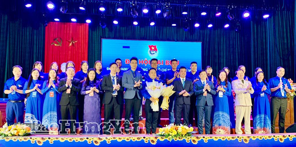 Các đại biểu tặng hoa, chụp ảnh lưu niệm cùng Ban Chấp hành Đoàn TNCS Hồ Chí Minh xã Chí Minh khóa I, nhiệm kỳ 2025 - 2030. Ảnh: Hương Giang