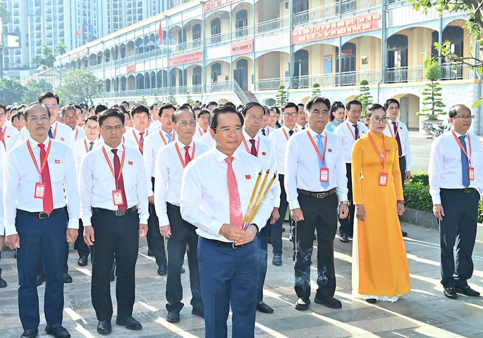 Đồng chí Nguyễn Văn Được cùng các đại biểu dâng hương Chủ tịch Hồ Chí Minh. Ảnh: SGGP