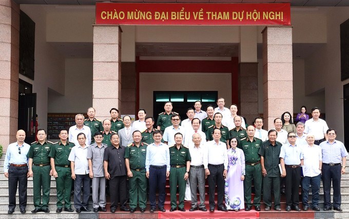 Đại biểu tham dự chụp hình lưu niệm tại hội thảo