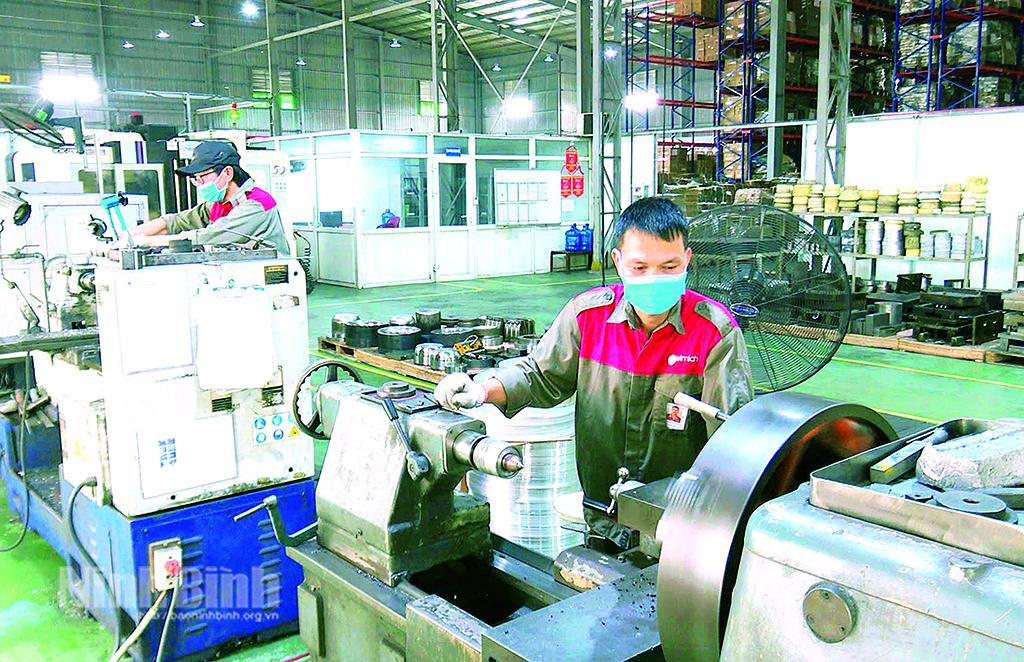 Sản xuất đồ gia dụng tại Công ty TNHH Elmich, Cụm công nghiệp An Mỹ, xã Bình Mỹ.