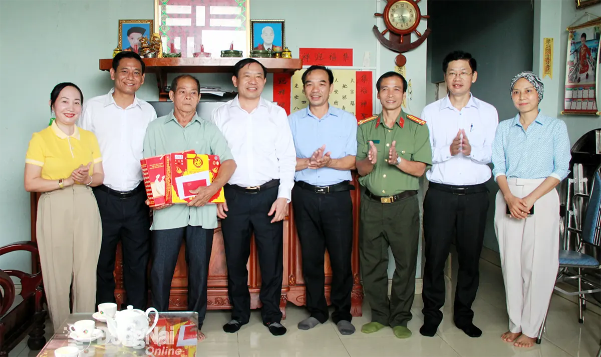 Lãnh đạo phường Đồng Xoài tặng quà thương binh hạng 2/4 Nguyễn Văn Phượng, khu phố Tân Thành 7, phường Đồng Xoài. Ảnh: Như Nam    