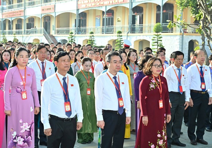 Các đại biểu dự lễ dâng hoa, dâng hương lên Chủ tịch Hồ Chí Minh. Ảnh: SGGP