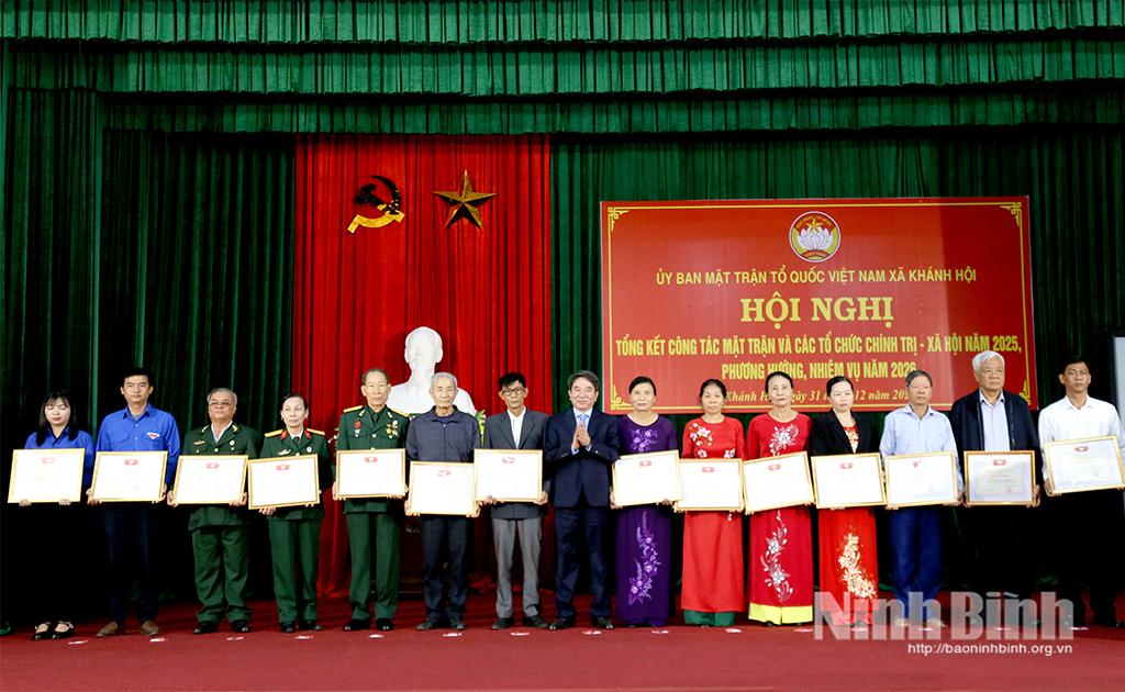 L&atilde;nh đạo x&atilde; Kh&aacute;nh Hội khen thưởng c&aacute;c tập thể c&oacute; th&agrave;nh t&iacute;ch xuất sắc trong c&ocirc;ng t&aacute;c Mặt trận v&agrave; c&aacute;c tổ chức ch&iacute;nh trị - x&atilde; hội năm 2025.