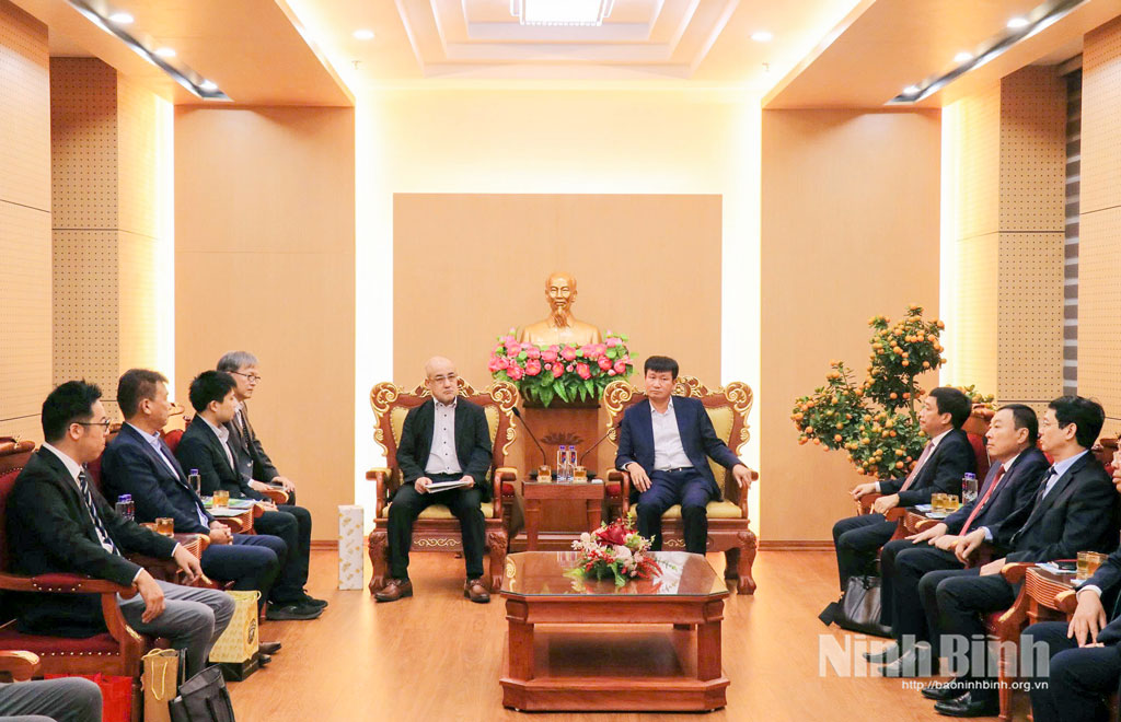 Đồng chí Trần Huy Tuấn, Ủy viên Trung ương Đảng, Phó Bí thư Tỉnh ủy, Chủ tịch UBND tỉnh tiếp xã giao Hội liên lạc các doanh nghiệp Nhật Bản đang đầu tư tại Ninh Bình.