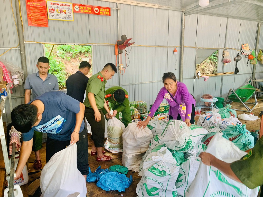 Công an xã Yên Na tiếp ứng nhu yếu phẩm cho bà con nhân dân vùng bị cô lập.