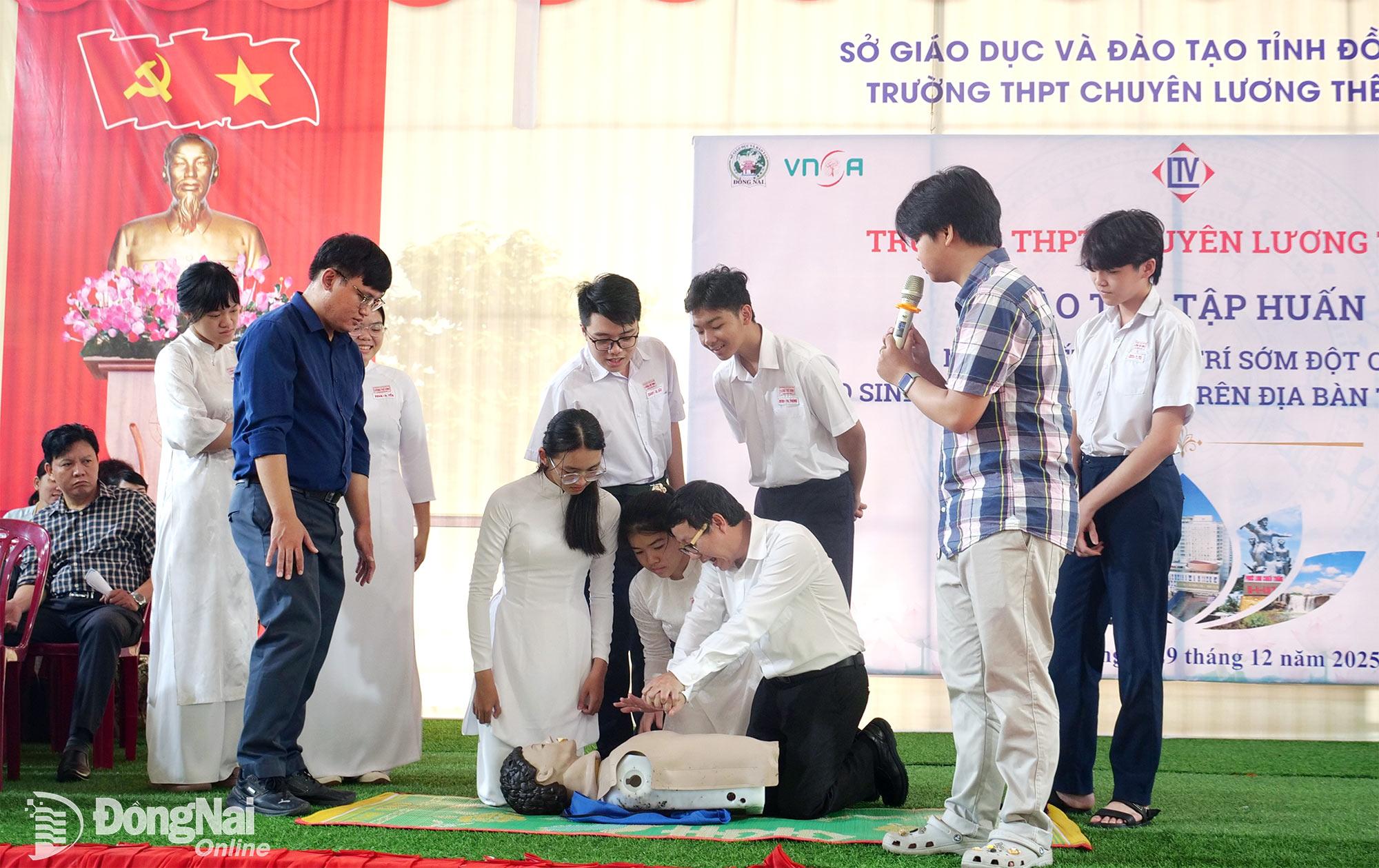 B&aacute;c sĩ Nguyễn Đ&igrave;nh Quang hướng dẫn c&aacute;c em học sinh c&aacute;ch sơ cứu. Ảnh: Hạnh Dung